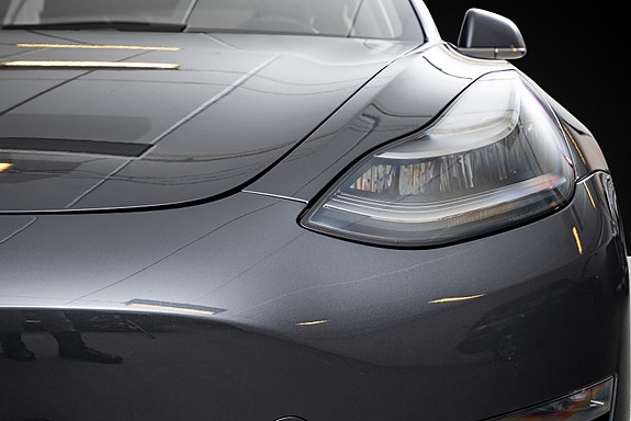 Tesla Model 3 3 of 5