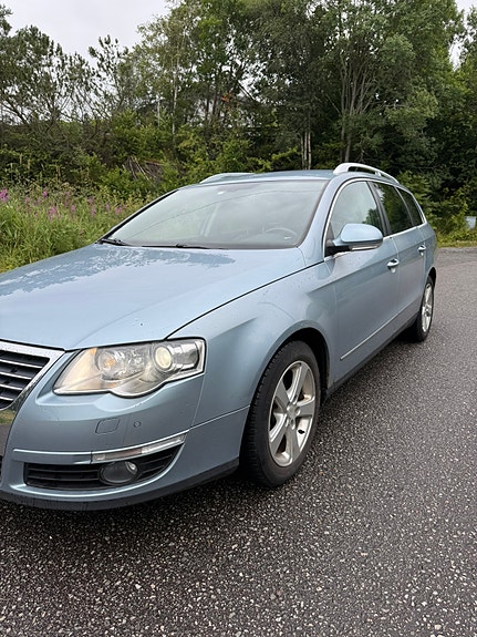 Volkswagen Passat 2 of 30