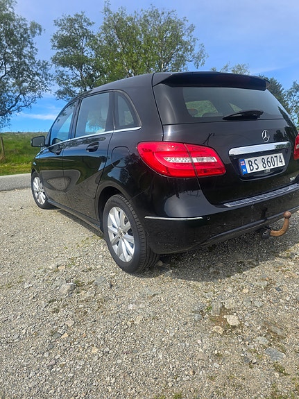 Mercedes-Benz B180 4 of 5