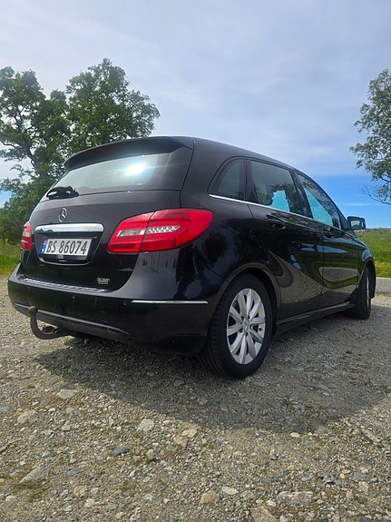 Mercedes-Benz B180 3 of 5