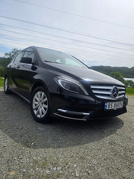 Mercedes-Benz B180 2 of 5