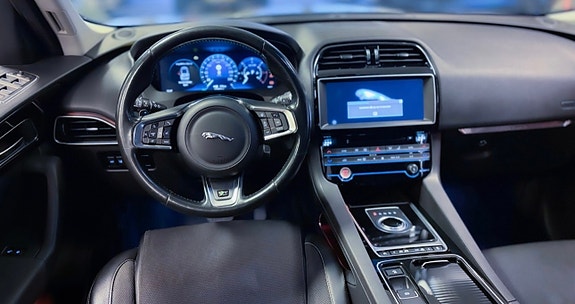 Jaguar F-PACE 11 of 11