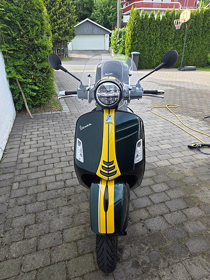 Vespa GTS 300 3 of 5