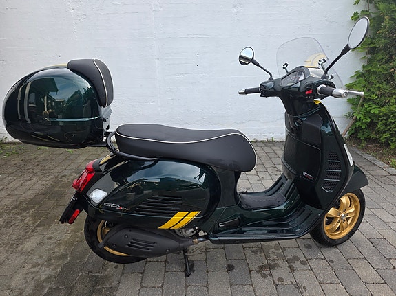 Vespa GTS 300 2 of 5