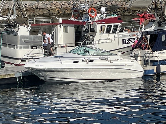 SeaRay Sundancer 240 med defekt starter selges på sommersalg 2 of 5