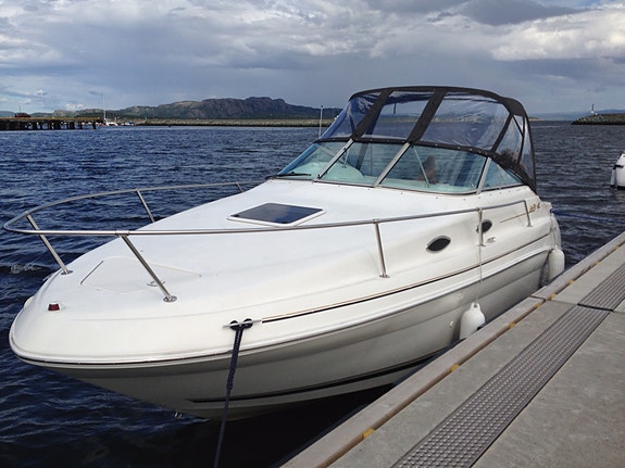SeaRay Sundancer 240 med defekt starter selges på sommersalg 4 of 5