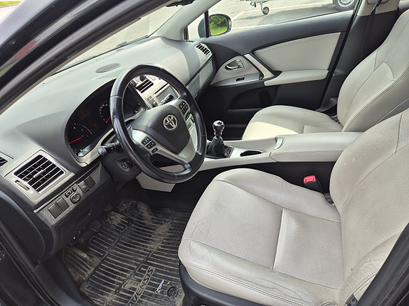 Toyota Avensis 10 of 16