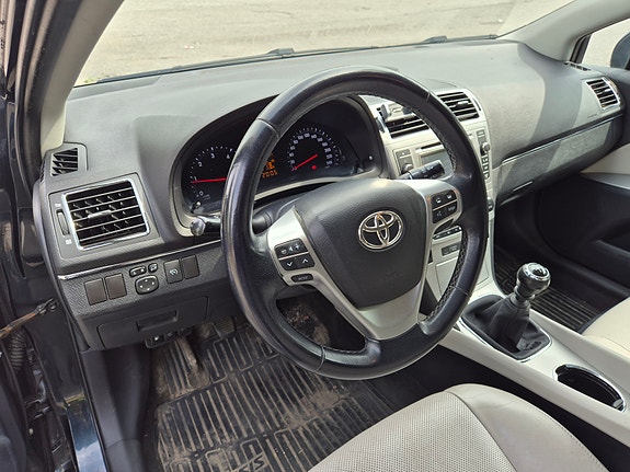 Toyota Avensis 9 of 16