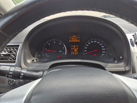Toyota Avensis 14 of 16