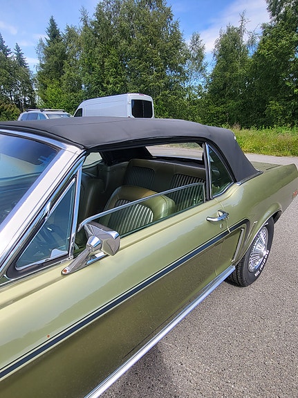 Ford Mustang 8 of 30