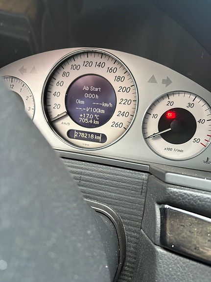 Mercedes-Benz E220 7 of 11
