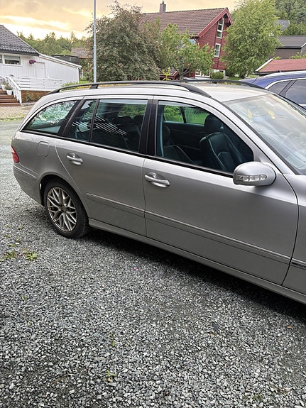 Mercedes-Benz E220 4 of 11
