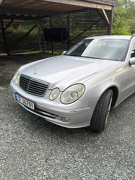 Mercedes-Benz E220 2 of 11