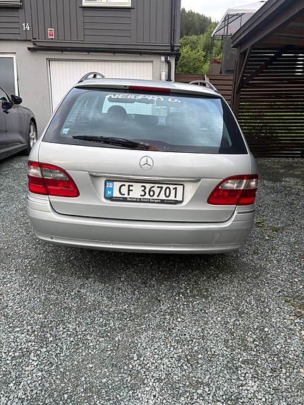 Mercedes-Benz E220 3 of 11