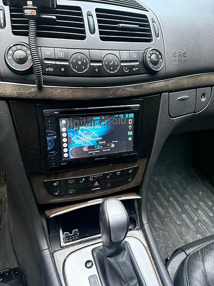 Mercedes-Benz E220 9 of 11