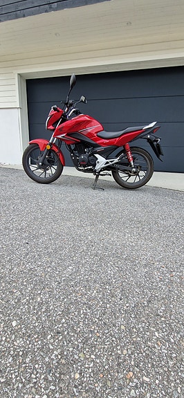 Honda CB 125F 2 of 9