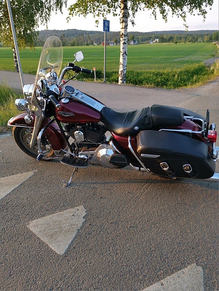 Harley-Davidson FLHRC Road King Classic 3 of 5
