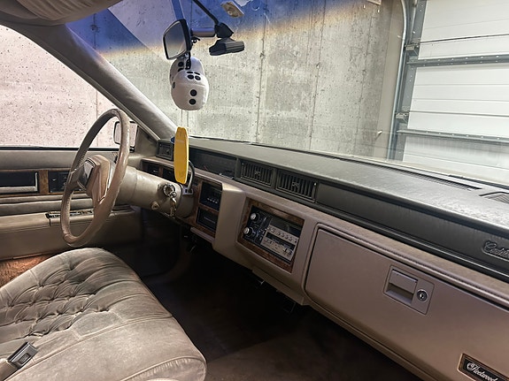 Cadillac Fleetwood 3 of 5