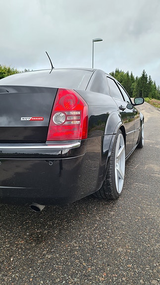 Chrysler 300C 4 of 5