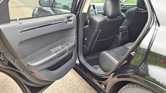 Chrysler 300C 8 of 10