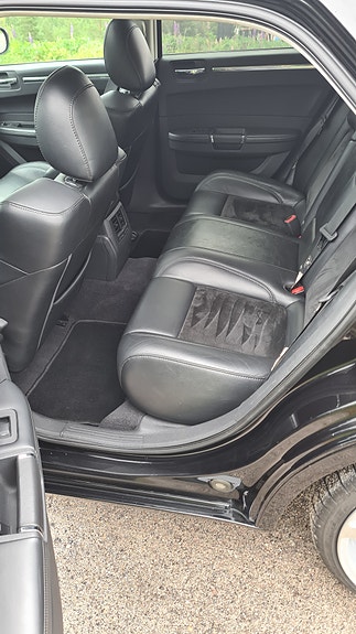 Chrysler 300C 7 of 10