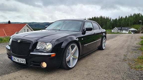 Chrysler 300C 2 of 5