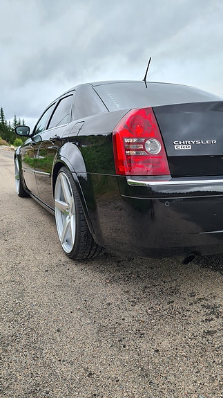 Chrysler 300C 3 of 5