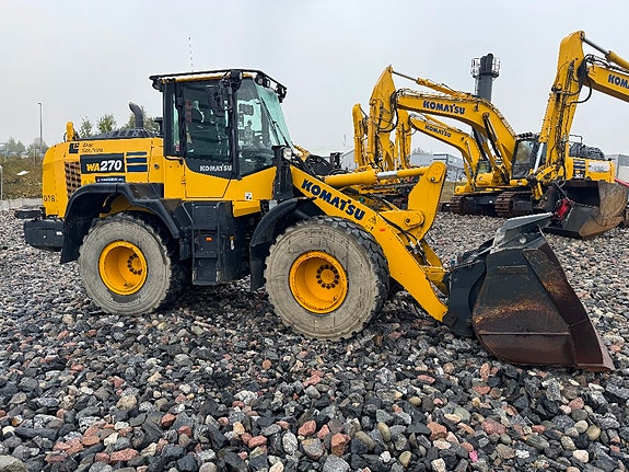 Komatsu WA 270-8 2 of 5