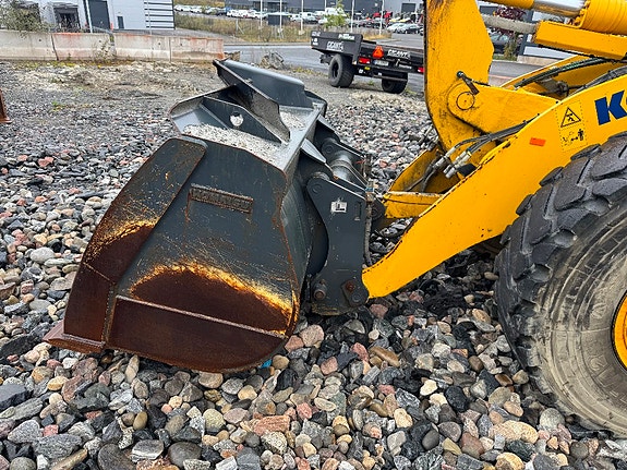 Komatsu WA 270-8 4 of 5