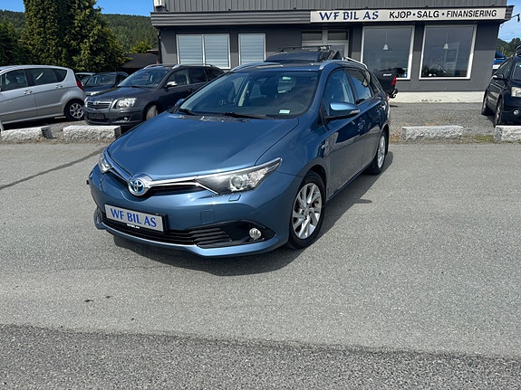 Toyota Auris 2 of 5