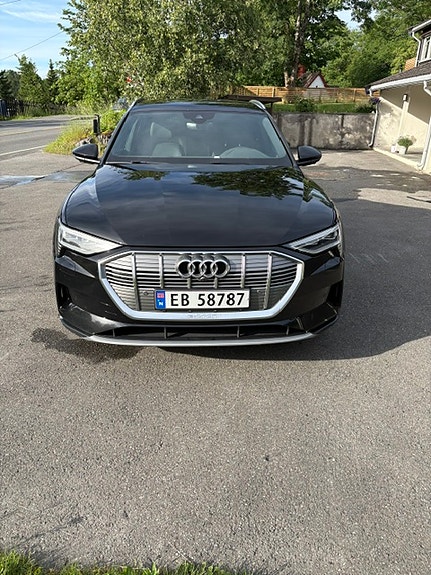 Audi e-tron Sportback 3 of 5