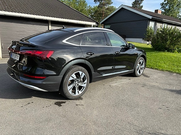 Audi e-tron Sportback 2 of 5