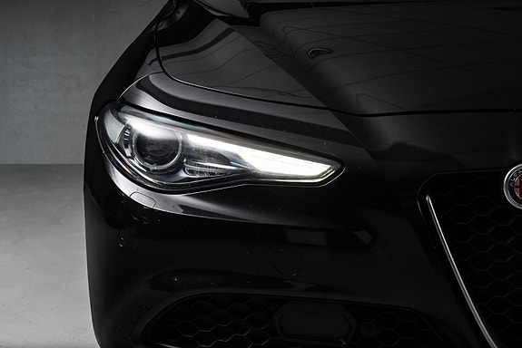 Alfa Romeo Giulia 4 of 5