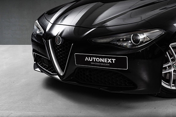Alfa Romeo Giulia 2 of 5