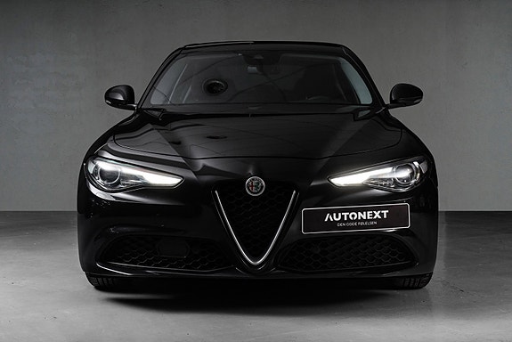 Alfa Romeo Giulia 3 of 5
