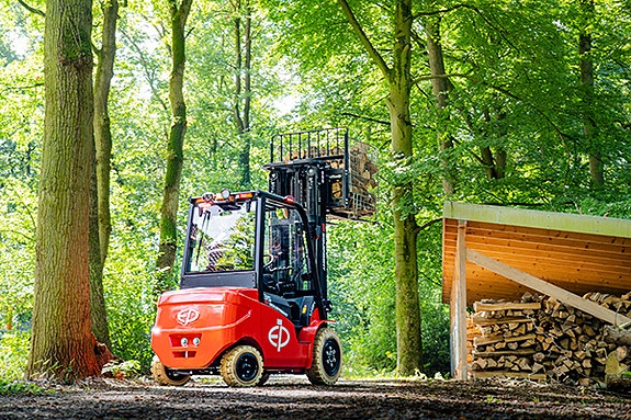 EP EFL 353 - FRI FRAKT - KAMPANJE! Elektrisk truck med 3500 KG kapasitet, lithium batteri, leveres komplett med cabin, sideskift og spreder på gafler. LAGERVARE 4 of 5