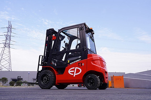 EP EFL 353 - FRI FRAKT - KAMPANJE! Elektrisk truck med 3500 KG kapasitet, lithium batteri, leveres komplett med cabin, sideskift og spreder på gafler. LAGERVARE 5 of 5