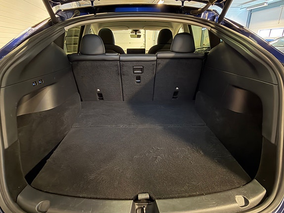 Tesla Model Y 8 of 21