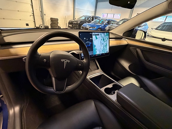 Tesla Model Y 14 of 21