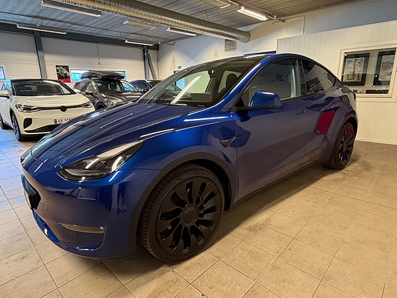 Tesla Model Y 10 of 21