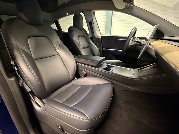 Tesla Model Y 16 of 21