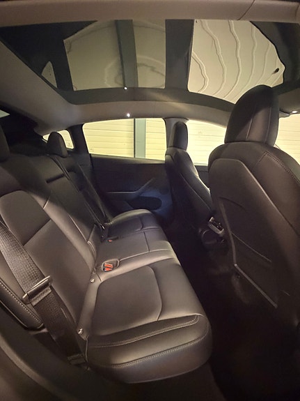 Tesla Model Y 19 of 21