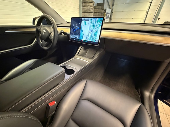 Tesla Model Y 17 of 21