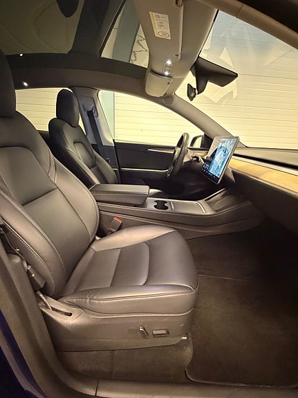 Tesla Model Y 15 of 21