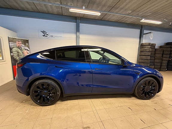 Tesla Model Y 4 of 21