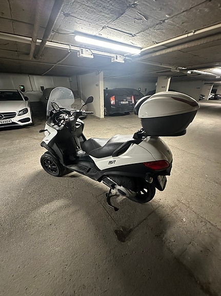 Piaggio MP3 300 LT 4 of 5