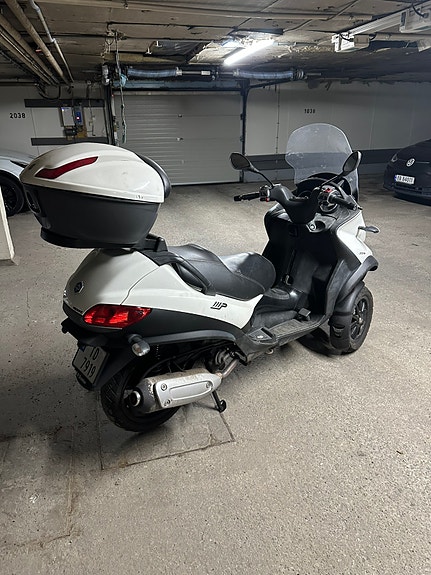 Piaggio MP3 300 LT 2 of 5