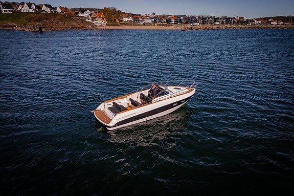 Innbydende Windy 845 med fabrikkny motor - ny teak - nye kalesjer - nye puter! 4 of 5