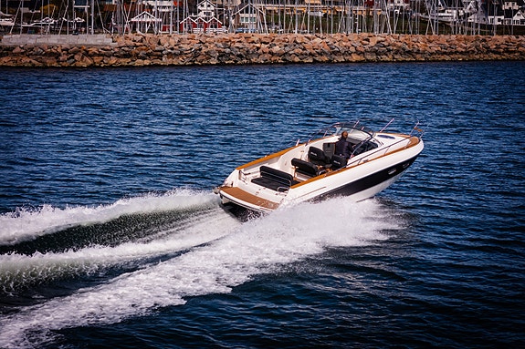 Innbydende Windy 845 med fabrikkny motor - ny teak - nye kalesjer - nye puter! 5 of 5