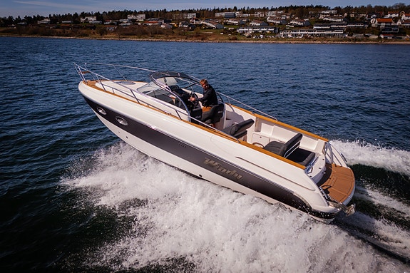 Innbydende Windy 845 med fabrikkny motor - ny teak - nye kalesjer - nye puter! 3 of 5